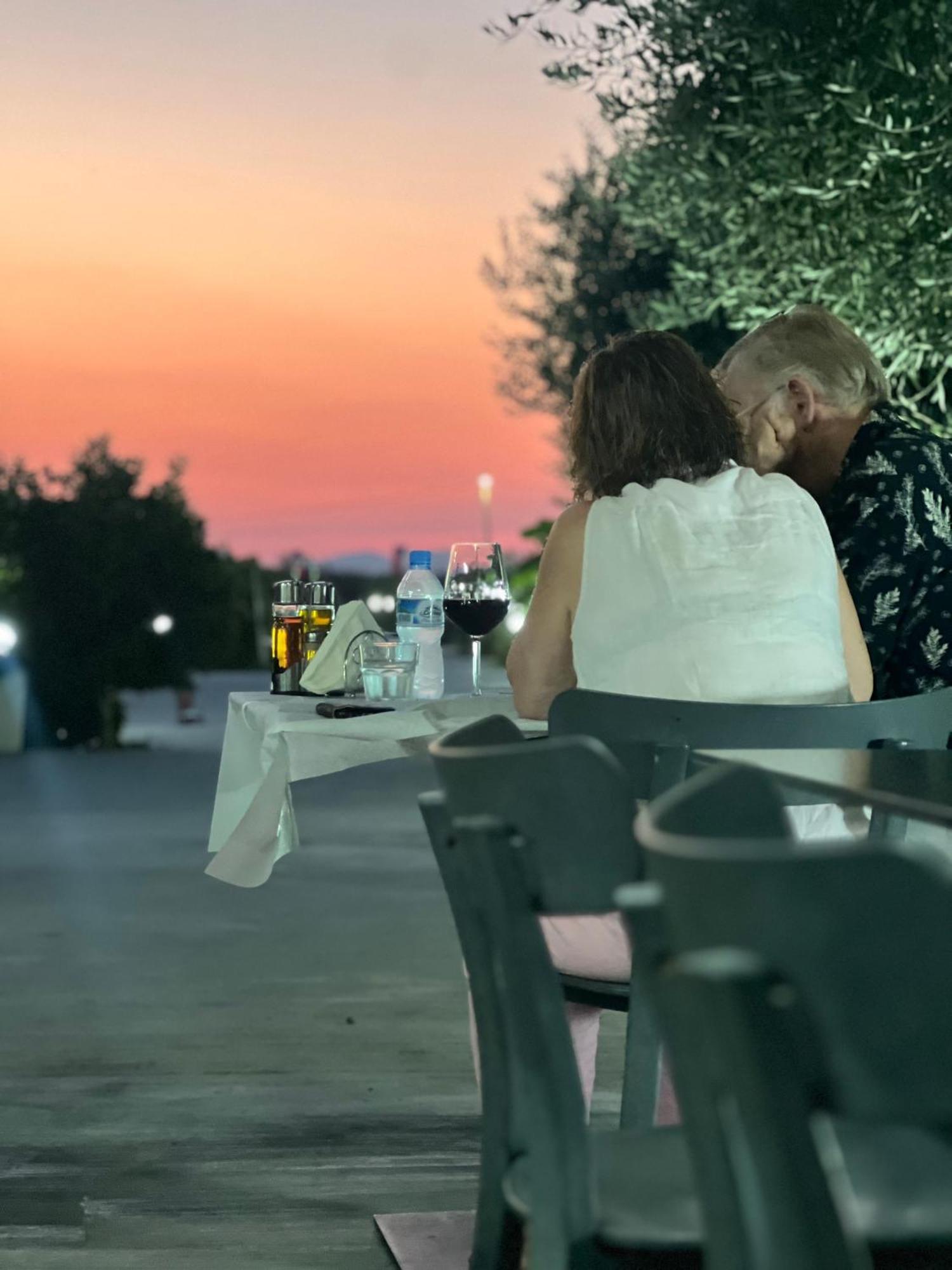 Kred Hotel Orikum Bagian luar foto